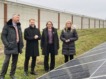 Finanzminister Gerald Heere und Justizministerin Kathrin Wahlmann begutachten eine Solaranlage der JVA Uelzen