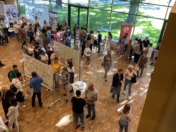 Blick von oben auf eine Jobmesse in Wolfenbüttel.