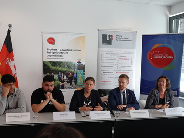 Ministerin Wiebke Osigus bei der Pressekonferenz zum Integrationsprojekt BROTHERS