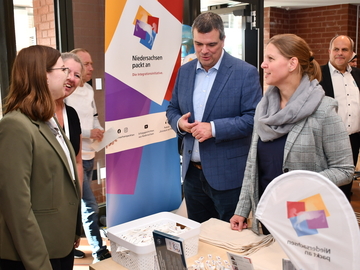 Regionalministerin Osigus auf einer Jobmesse für Geflüchtete in Goslar