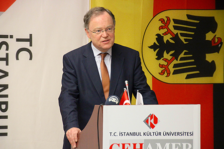 Ministerpräsident Weil am Rednerpult