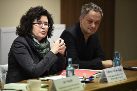 Kulturministerin Heinen-Kljajić mit dem Schriftsteller Zaimoglu