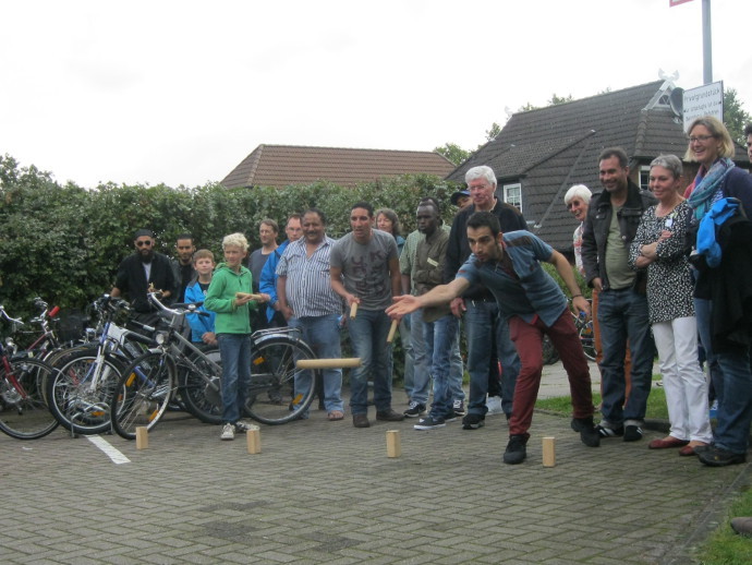 Kubb-Spielen beim Tag der Begegnung im Wohnheim