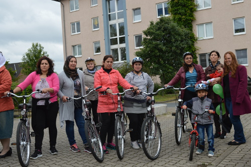 Für mehr Selbstständigkeit: Flüchtlingsfrauen lernen Radfahren.