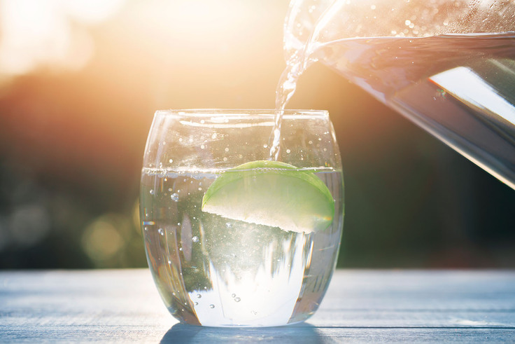 Wasserglas vor Sommersonne