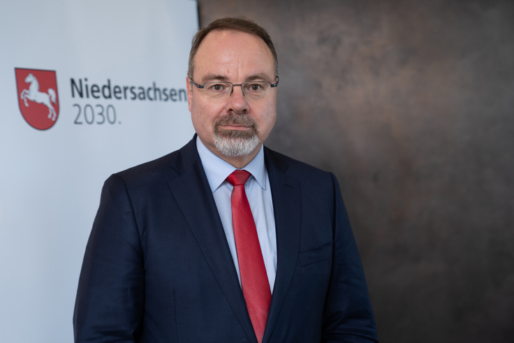 Prof. Dietmar Harhoff, Ph.D., vor einem Banner mit "Niedersachsen 2030".