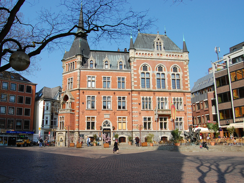 Oldenburger Rathaus mit Marktplatz