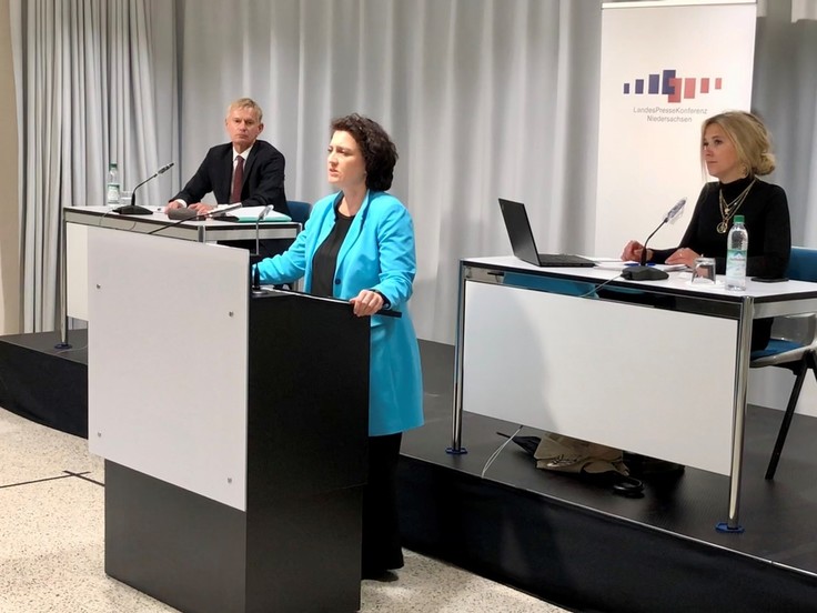 Gesundheitsministerin Carola Reimann in der Pressekonferenz des Corona-Krisenstabs.