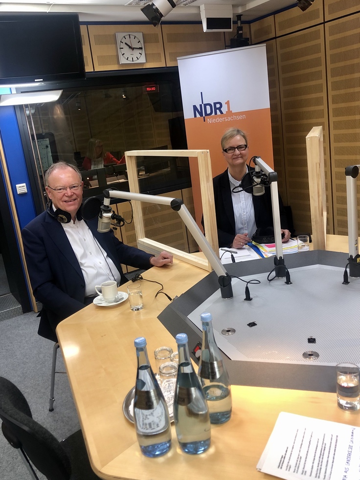 Ministerpräsident Stephan Weil und Claudia Schröder, stellvertretende Leiterin des Krisenstabs der Landesregierung, im Studio von NDR1 Niedersachsen.