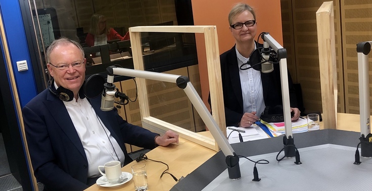 Ministerpräsident Stephan Weil und Claudia Schröder, stellvertretende Leiterin des Krisenstabs der Landesregierung, im Studio von NDR1 Niedersachsen.