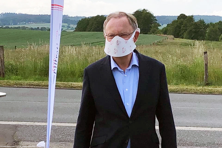 Ministerpräsident Stephan Weil beim Besuch des Traditionsunternehmens Hahnemühle tägt eine neuentwickelte Mund-Nasen-Bedeckung aus Papier.