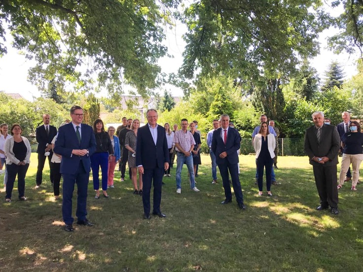 Ministerpräsident Stephan Weil mit Mitarbeiterinnen und Mitarbeitern des Geseundheitsamts des Landeskreises Gifhorn.