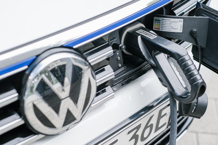 Der Hybrid-Passat GTE ist nur ein Beispiel dafür, wie Volkswagen die E-Mobilität vorantreibt.