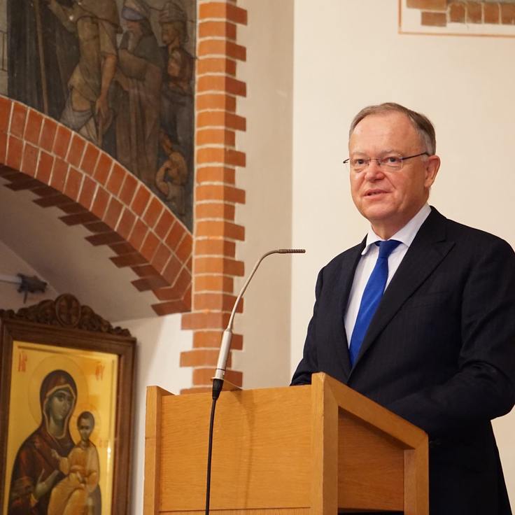 Ministerpäsident Stepahn Weil steht an der Kanzel einer Kirche.