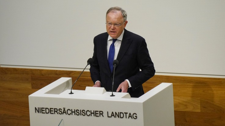 Ministerpräsident Stephan Weil vor dem Niedersächsischen Landtag
