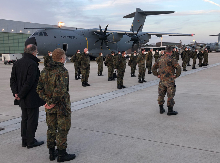 Ministerpräsident Stephan Weil steht mit Bundeswehrsoldaten auf dem Fliegerhorst Wunstorf vor einem Flugzeug der Luftwaffe.