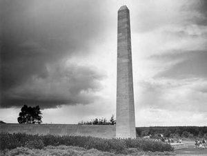 Obelisk mit Inschriftenwand