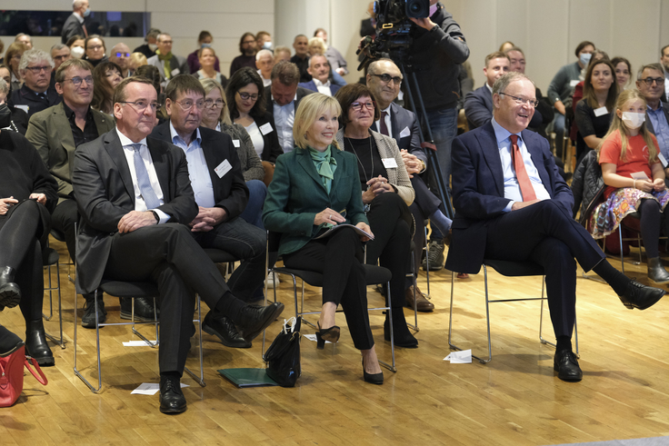 Ministerpräsident Stephan Weil und die Landesbeauftragte für Migration und Teilhabe, Doris Schröder-Köpf, sowie Innenminister Boris Pistorius bei der Preisverleihung.