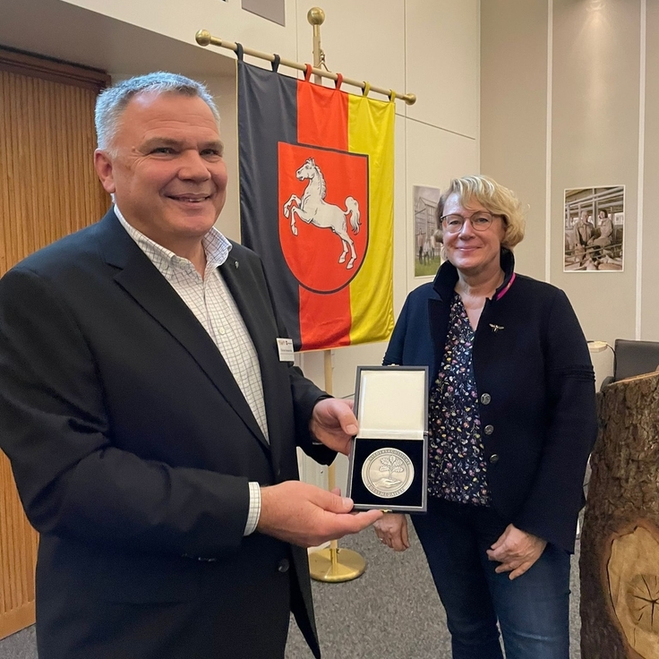 Würdigung seines Engagement für den Naturpark Elm-Lappwald: Thomas Kempernolte (links) wurde von Ministerin Barbara Otte-Kinast mit der Niedersächsischen Forstmedaille 2020 ausgezeichnet.