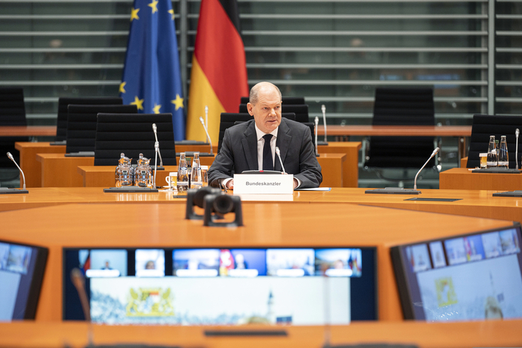 Bundeskanzler Olaf Scholz bei einer Videokonferenz zur aktuellen Lage der Coronavirus-Pandemie (SARS-CoV-2 / COVID-19) mit den Regierungschefinnen und -chefs der Bundesländer, im Bundeskanzleramt