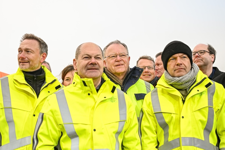 Ministerpräsident Stephan Weil mit Bundeskanzler Olaf Scholz, Finanzminister Christian Lindner und Wirtschaftsminister Robert Habeck