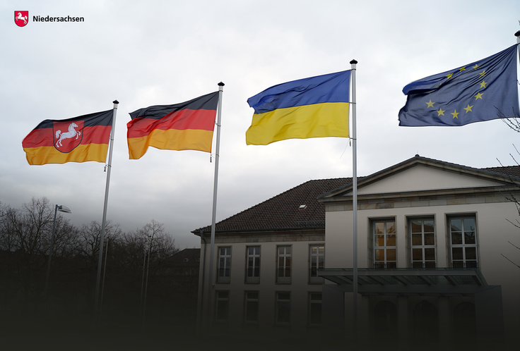 Ukrainische Flagge weht vor der Niedersächsischen Staatskanzlei