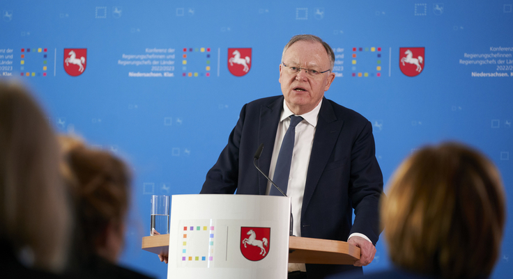 Ministerpräsident Stephan Weil vor der Hauptstadtpresse