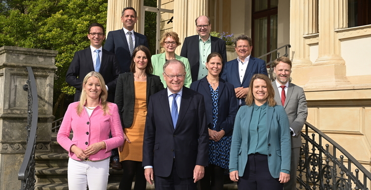 Die Niedersächsische Landesregierung auf der Treppe vor dem Gästehaus.