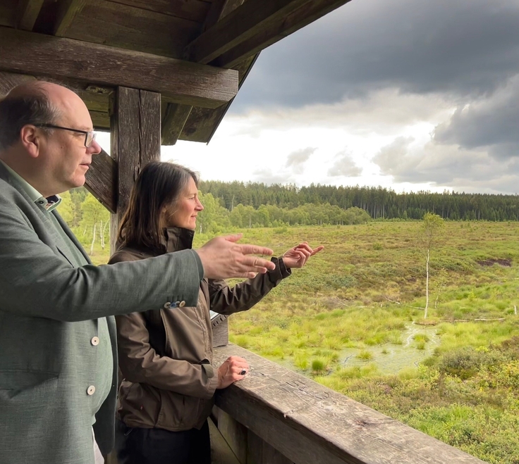 Umweltminister Christian Meyer (links) und Landwirtschaftsministerin Miriam Staudte (rechts) besuchen das Mecklenburger Moor