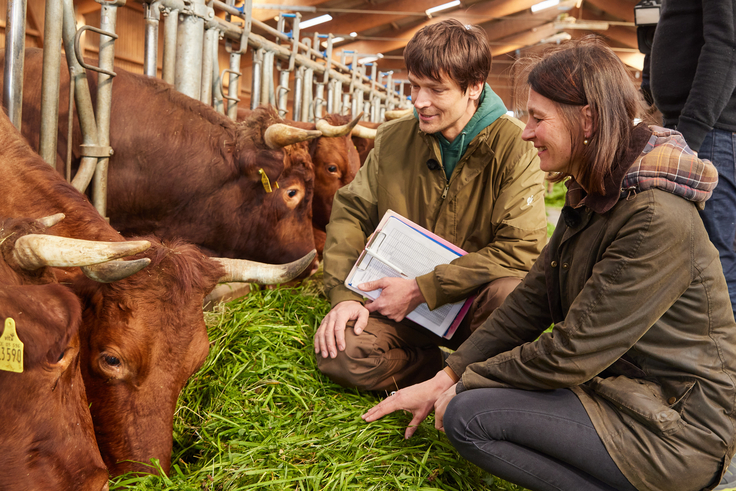 Landwirtschaftsministerin Miriam Staudte auf dem Biohof Düna im Harz.