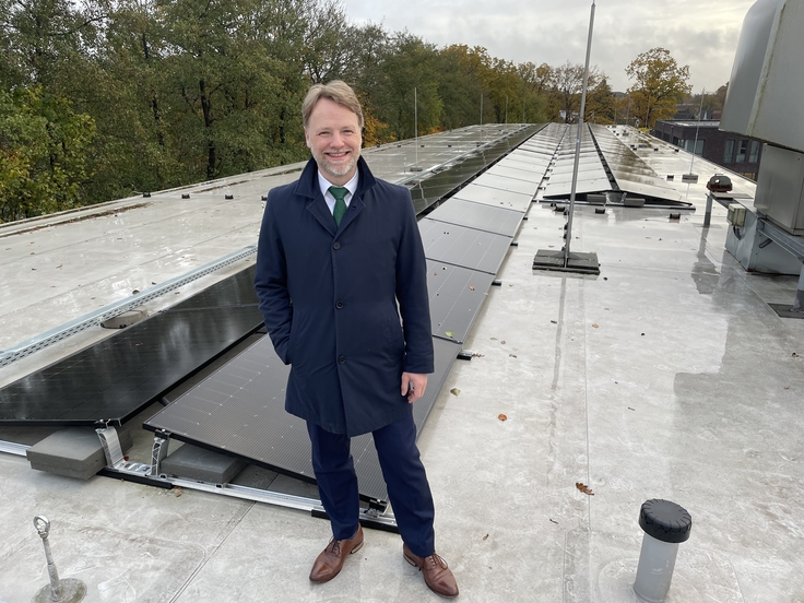 Finanzminister Gerald Heere vor der neuen Photovoltaik-Anlage auf dem Finanzamt Oldenburg.