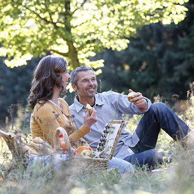 Paar beim Picknick