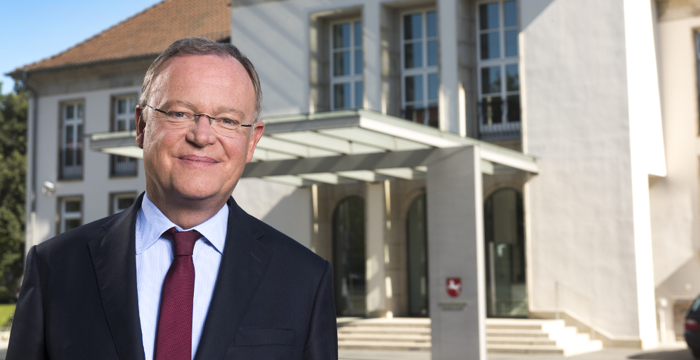 Ministerpräsident Stephan Weil vor der Staatskanzlei