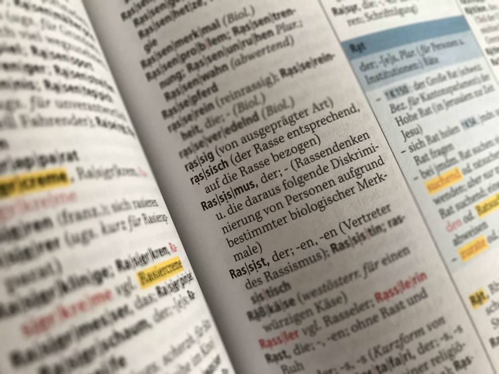 Ausschnitt einer Definition des Worts Rassismus aus einem Wörterbuch