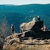 Wanderer blicken von der Kästeklippe über das Harzer Okertal