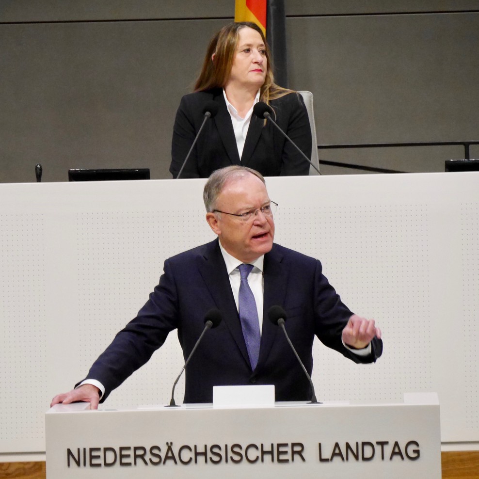 Ministerpräsident Stephan Weil steht am Rednerpult im Niedersächsischen Landtag.