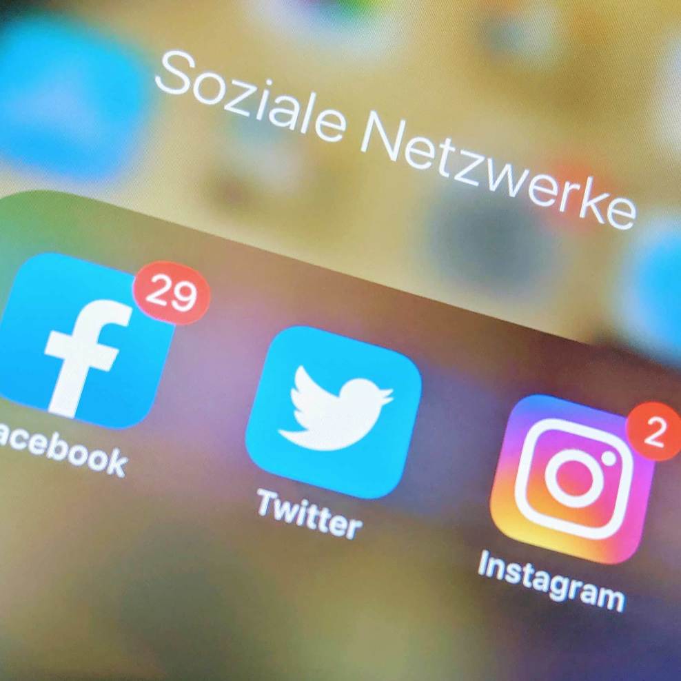 Bildschirm eines Smartphones mit den Logos der Sozialen Netzwerke Facebook, Twitter und Instagram.