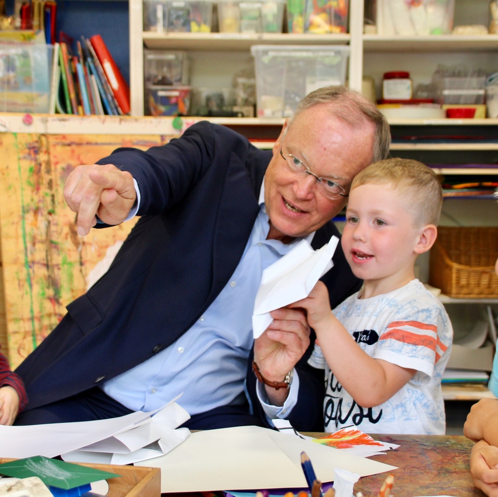 Ministerpräsident Stephan Weil mit Kind