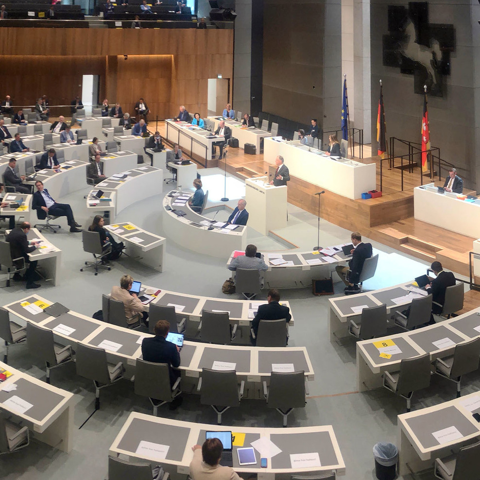 Blick ins Plenum bei der außerordentlichen Sitzung des Niedersächsischen Landtags am 23. April 2020.