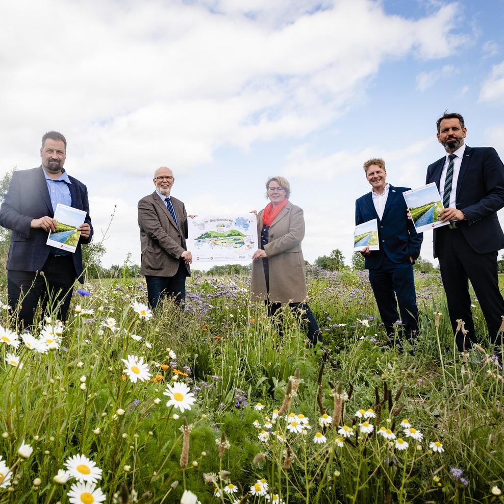 Ein Gruppenfoto zeigt Heiner Baumgarten (BUND), Holger Hennies (Landvolk Niedersachsen), Gerhard Schwetje (Landwirtschaftskammer Niedersachsen), Barbara Otte-Kinast (Landwirtschaftsministerin), Holger Buschmann (NABU), Olaf Lies (Umweltminister)