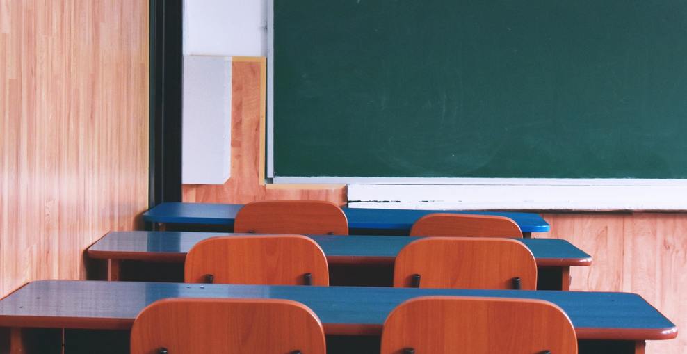 Blick in ein leeres Klassenzimmer.