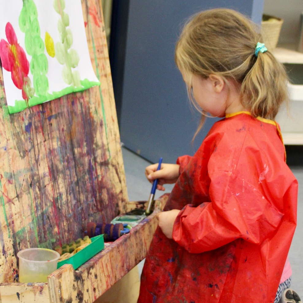 Schmuckbild: Ein Kind beim Malen.