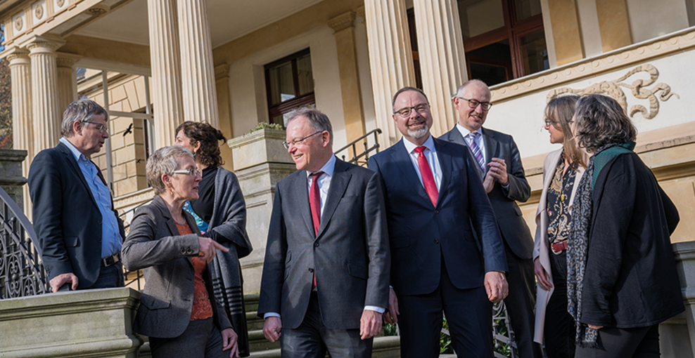 Die Mitglieder der Kommission Niedersachsen 2030 im Gespräch mit Ministerpräsident Weil