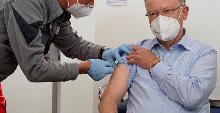 Der Ministerpräsident erhält die Zweitimpfung