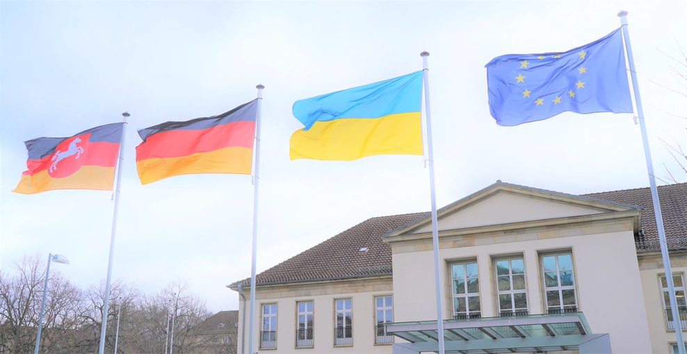 Fahnen vor der Staatskanzlei