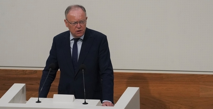 Ministerpräsident Stephan Weil vor dem Niedersächsischen Landtag