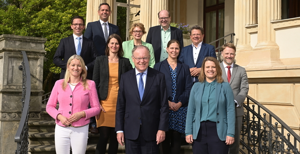 Die Niedersächsische Landesregierung auf der Treppe vor dem Gästehaus.