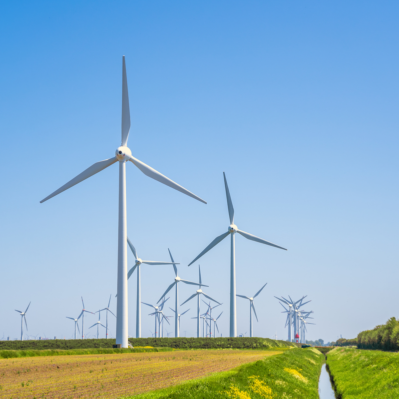 Windräder auf einem Feld in Niedersachsen