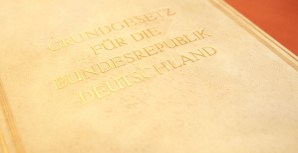 Einband des Original-Grundgesetzes der Bundesrepublik Deutschland.
