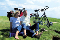 Radfahrer auf der Internationalen Dollard-Route in Ostfriesland